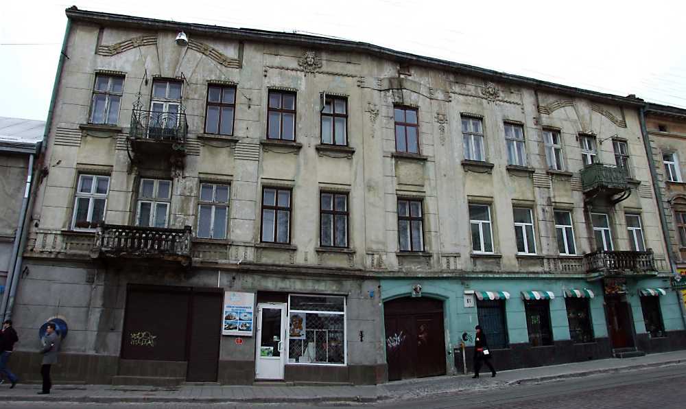 8 квітня 2012 р. Фото М.І.Жарких. У будинку № 61 від часів СРСР міститься… Житловий будинок (№ 61)