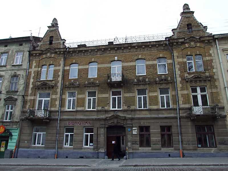 8 квітня 2012 р. Фото М.І.Жарких. У житловому будинку № 73 від часів СРСР… Житловий будинок (№ 73)