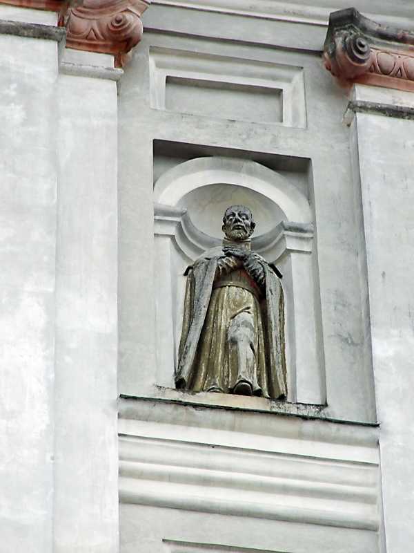 9 квітня 2012 р. Фото М.І.Жарких. Напис на плиті під цією нішею запевняє, що… Скульптура святого в правій ніші