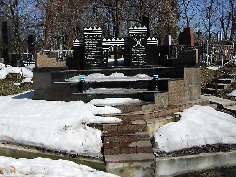 9 квітня 2013 р. Фото М.І.Жарких. Знак встановлено на 9-у полі, на стику… Пам’ятний знак ассірійцям