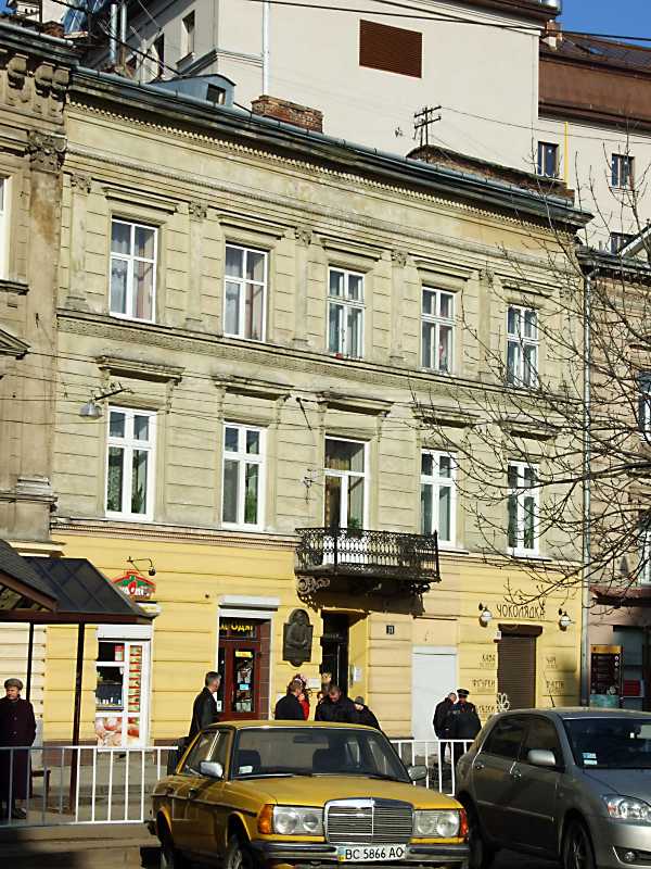 У житловому будинку № 11 за польських часів містився магазин електротехнічних… Будинок (№ 11)