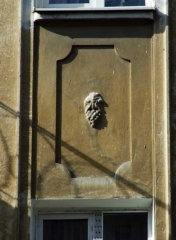 2013 р. Рельєфна вставка під вікном…