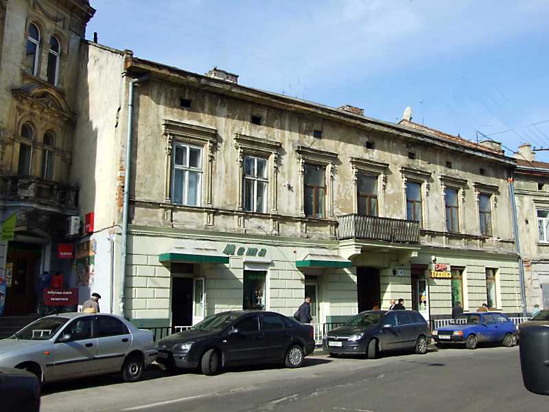 Загальний вигляд. 16 квітня 2013 р. Фото М.І.Жарких. У будинку № 4 до війни… Будинок (№ 4)