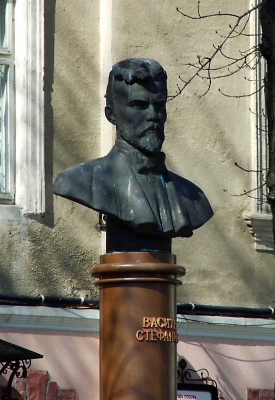 2013 р. Погруддя В. Стефаника у 3/4