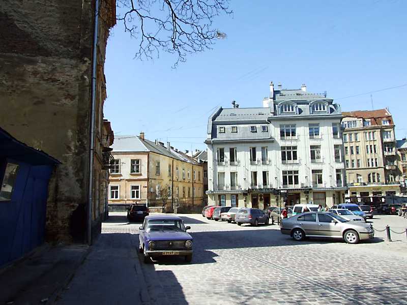 Ліва частина з будинком № 8