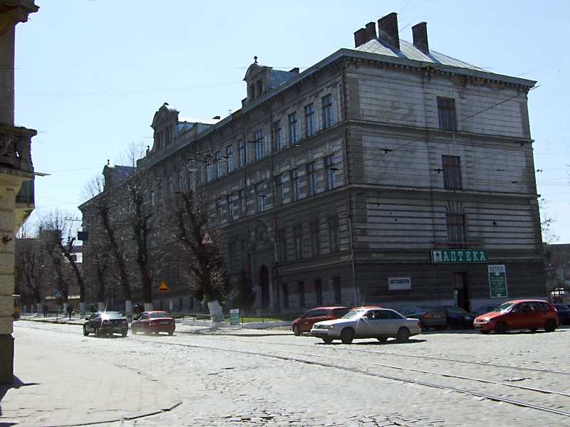 18 квітня 2013 р. Фото М.І.Жарких. У будівлі № 11 до війни містилися чоловіча… Гімназія (№ 11)