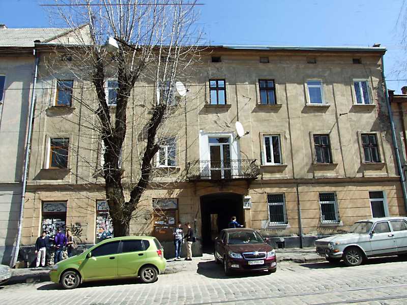 18 квітня 2013 р. Фото М.І.Жарких. У житловому будинку № 20 за польських… Житловий будинок (№ 20)