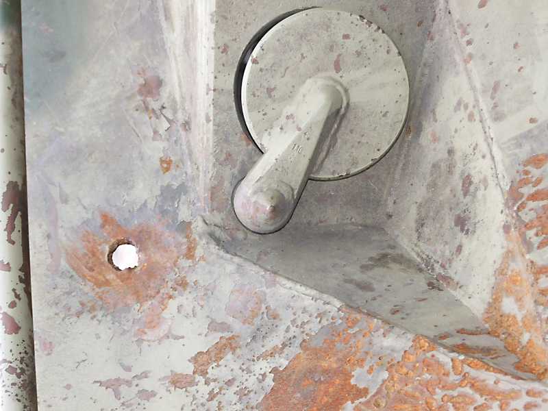 Але я знаю, як вона утворилась! Мабуть, москалі по п’яні відкривали пляшку… Ще одна цікава дірочка у броні...