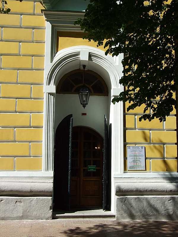 Вхідний портал. Вигляд зі сходу