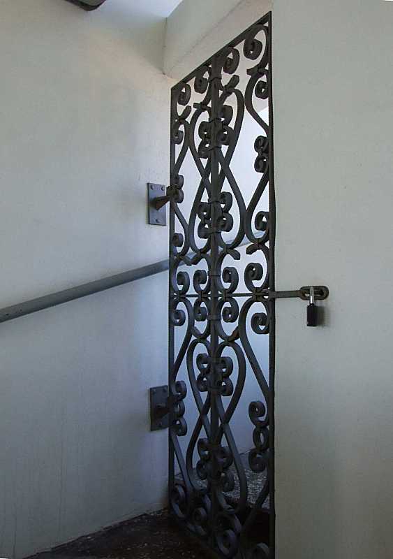 2015 р. Загратовані двері на 4-у ярусі