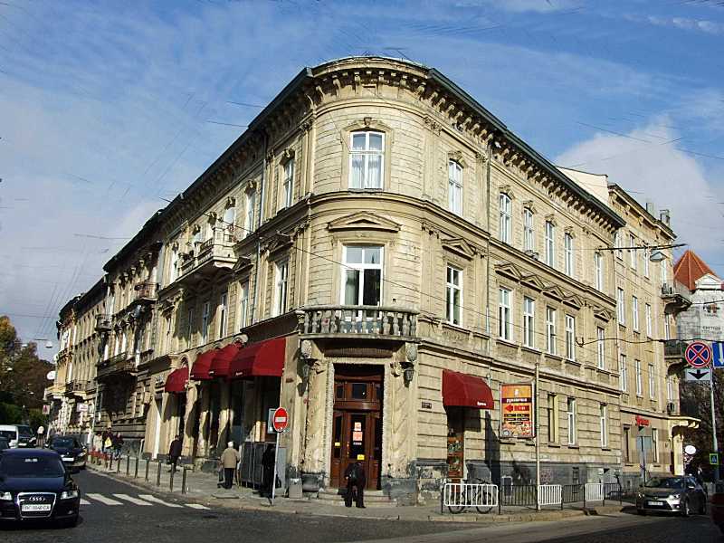 Фото М.І.Жарких, 4 жовтня 2019 р. Ліворуч – вул. Грушевського, праворуч –… Житловий будинок (№ 23)