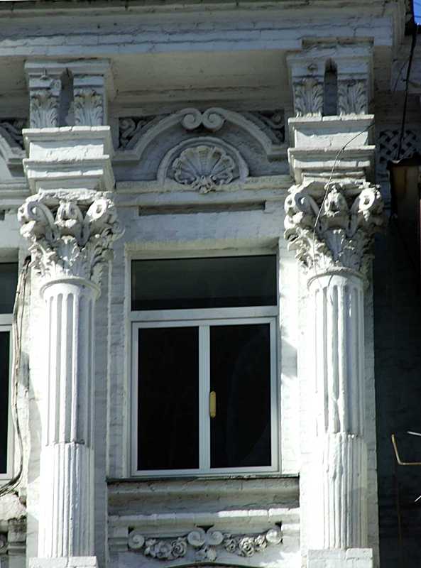 Колони й вікно 4-го поверху