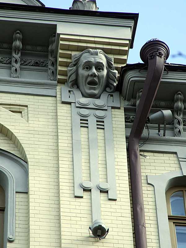 Правий сецесійний маскарон