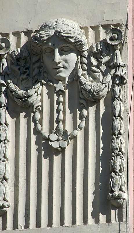 Сецесійний маскарон 2-го поверху