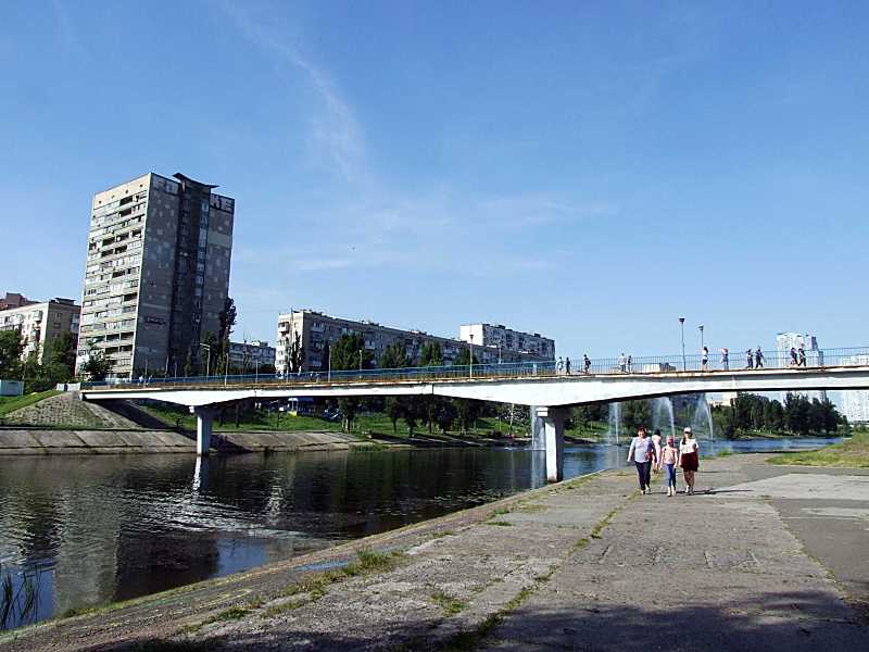 Вигляд з південного заходу (на тлі будинку по бульвару Шамо 2 / Ентузіастів,… Міст № 2 (південний пішохідний міст)