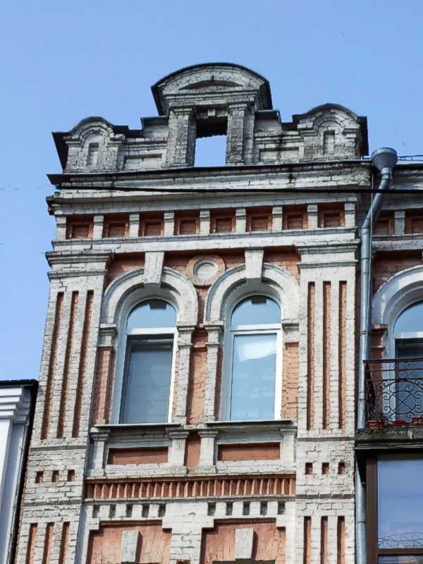 Вікна 4-го поверху і фронтон