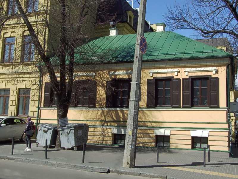 Фото М. І. Жарких, 23 березня 2021 р. Звертаємо увагу – при «відтворенні»… 2021 р. Фасад по вул. Хоревій