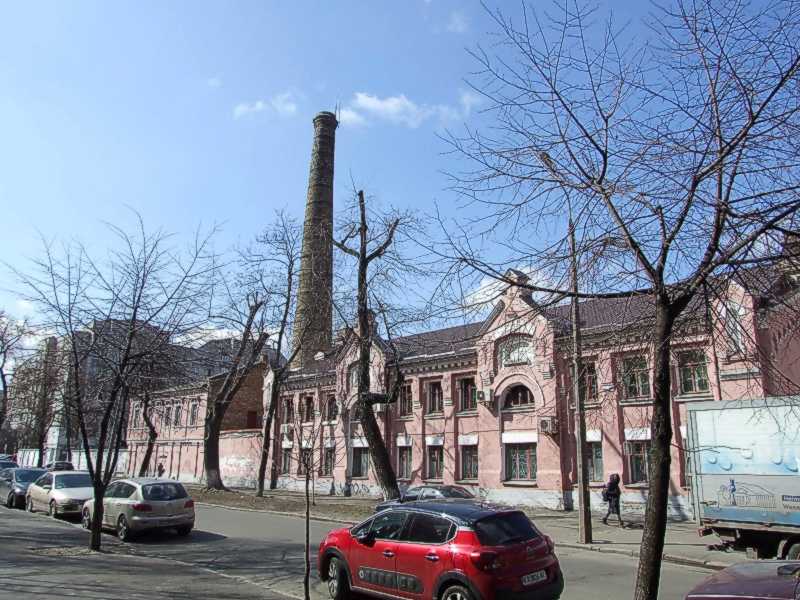 Фото М. І. Жарких, 24 березня 2021 р. Станція займає половину кварталу між… Подільська машинна станція міської…