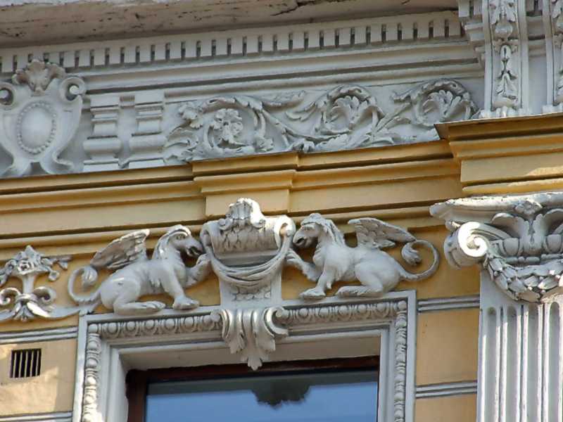 Рельєф над вікном 3-го поверху