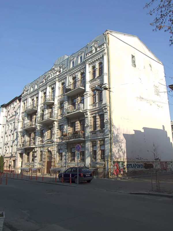 Вигляд із заходу. Фото М. І. Жарких, 27 березня 2021 р. Нa будинку-пaм’ятці… Житловий будинок (№ 16)