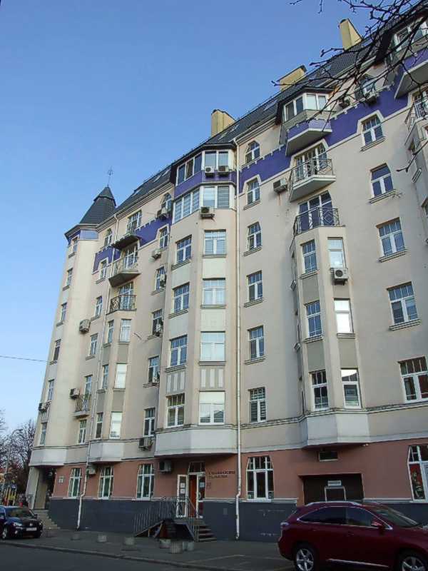 2021 р. Права частина фасаду по вул.…