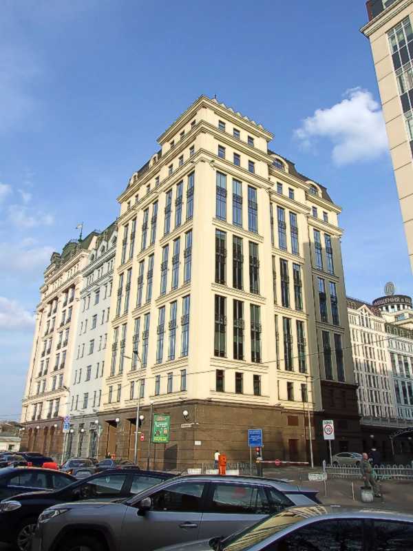 Вигляд із заходу, з боку вул. Ярославської. Фото М. І. Жарких, 1 квітня 2021… Бізнес-центр «Астарта» (№ 58)