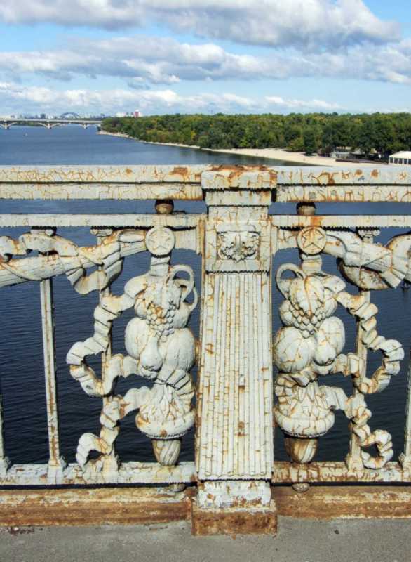 Фото М. І. Жарких, 27 вересня 2021 р. Це – стик двох сусідніх сегментів… Квадратна колонка