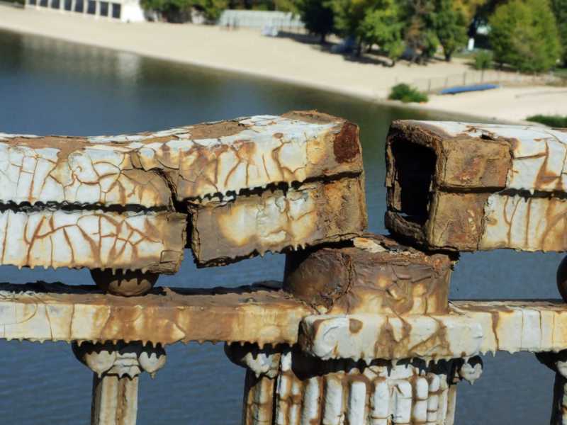 Фото М. І. Жарких, 27 вересня 2021 р. Особливо виразний випадок, коли верхня… Розтріскана балка балюстради