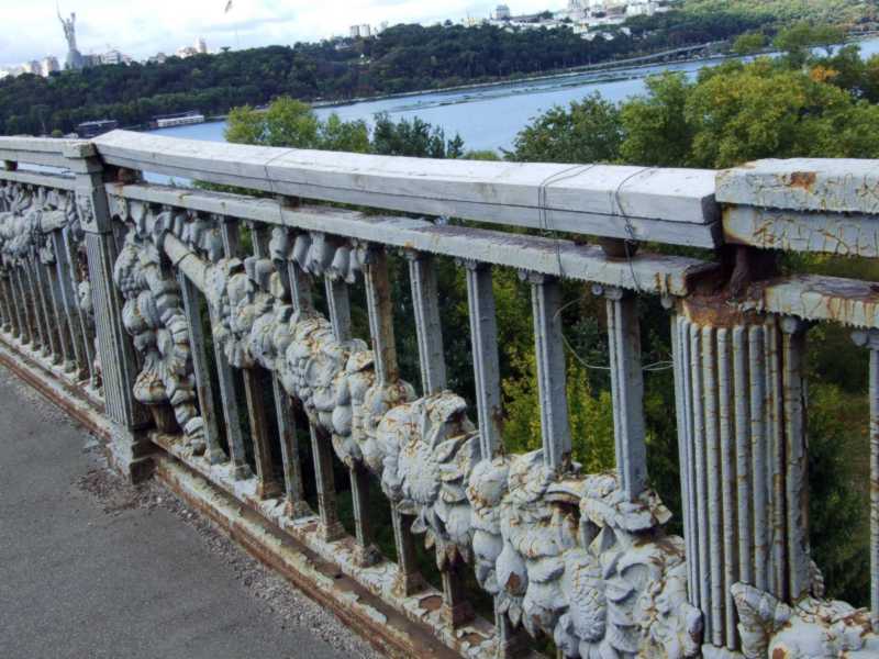 Фото М. І. Жарких, 27 вересня 2021 р. Фрагмент упав, мабуть, у Гідропарк… Відвалився цілий прольот верхньої…