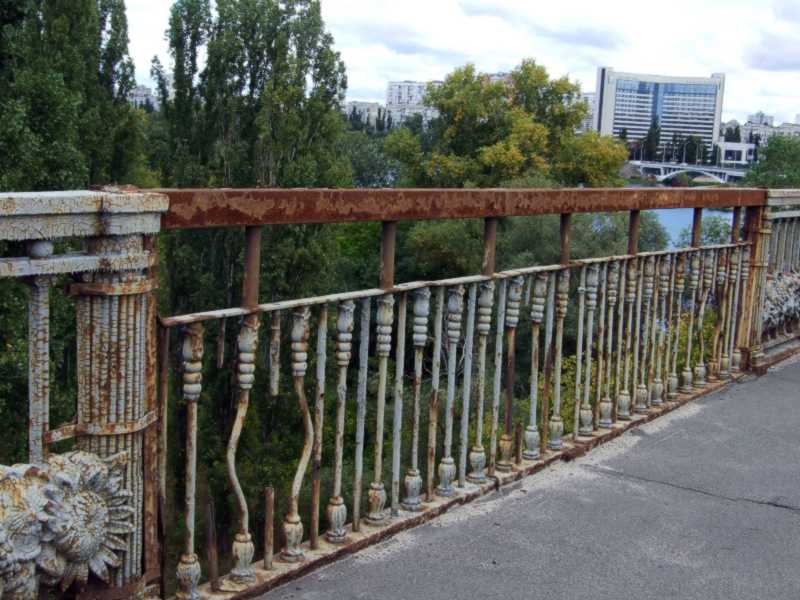 Фото М. І. Жарких, 27 вересня 2021 р. Не одна тільки верхня балка – весь… А тут вивалився цілий прольот балюстради