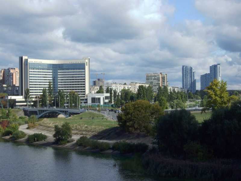 Вигляд з південного заходу. Фото М. І. Жарких, 27 вересня 2021 р. Ліворуч –… Південна частина Русанівського масиву