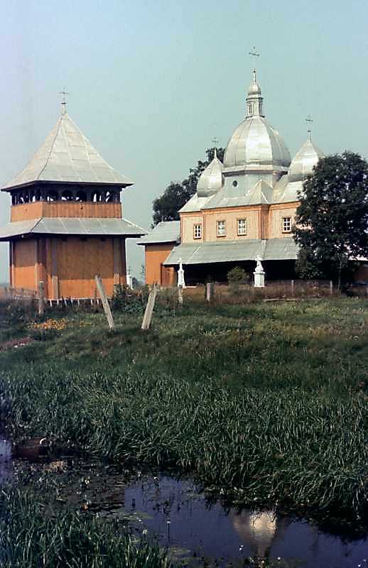 1990 р. Дзвіниця і церква. Вигляд з…