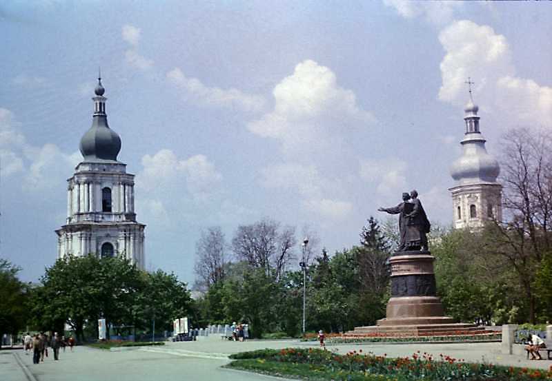 Депутати Переяслава підтримали демонтаж символа “дружби” між Україною та… Пам’ятник возз’єднання України з…