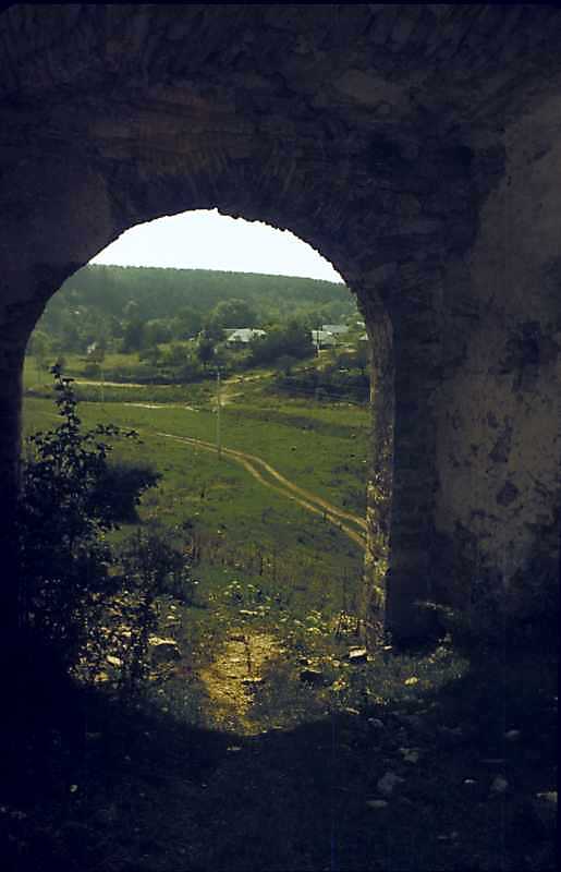1989 р. В’їздова арка брами в башті…