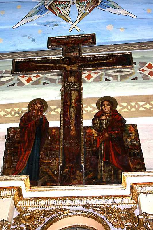 Розп’яття на верху іконостаса